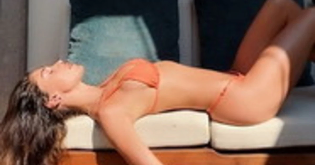 Belen Rodriguez, primo piano sugli slip: gioco malizioso con le mani, un video da restarci secchi