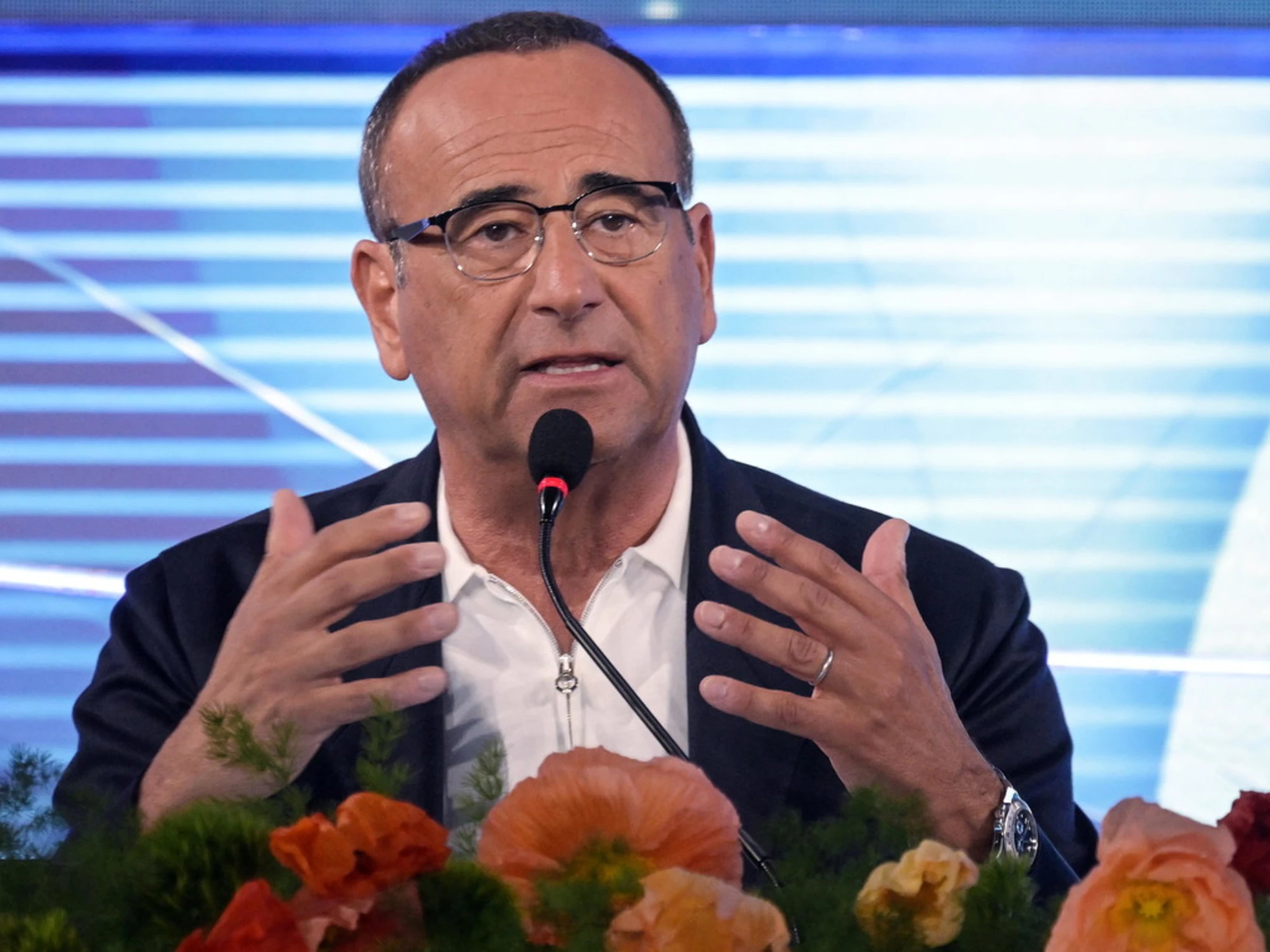 Sanremo 2026, Carlo Conti zittisce i deliri di sinistra: "Meloni? Se compra il biglietto..."