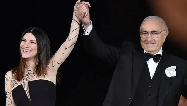 Laura Pausini in lacrime in prima serata Rai, crolla sul palco: "Dopo così tanti anni...", scena struggente