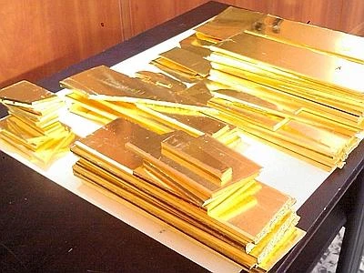 Como, padre e figlia fermati alla frontiera con 50 chili d'oro nascosti in auto