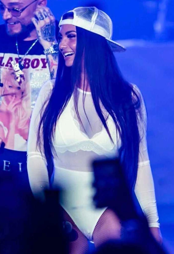 Elettra Lamborghini, il body bianco è troppo aderente: svela in diretta il suo segreto più intimo, imbarazzo