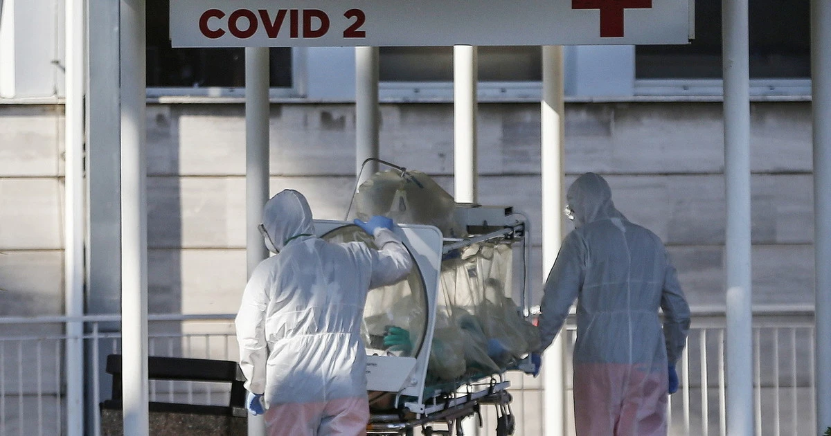 Coronavirus, bollettino 1 gennaio: 22mila contagi e 462 morti, tasso di positività fuori controllo. Colpa dello shopping natalizio?