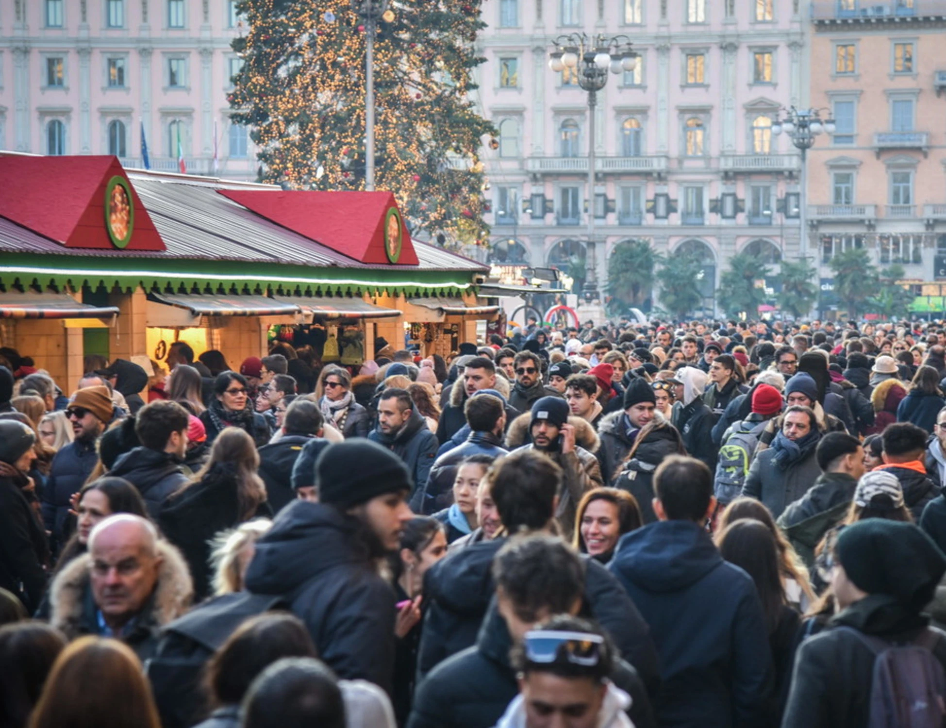 Lucca, semina il panico al mercatino di Natale: arrestato marocchino