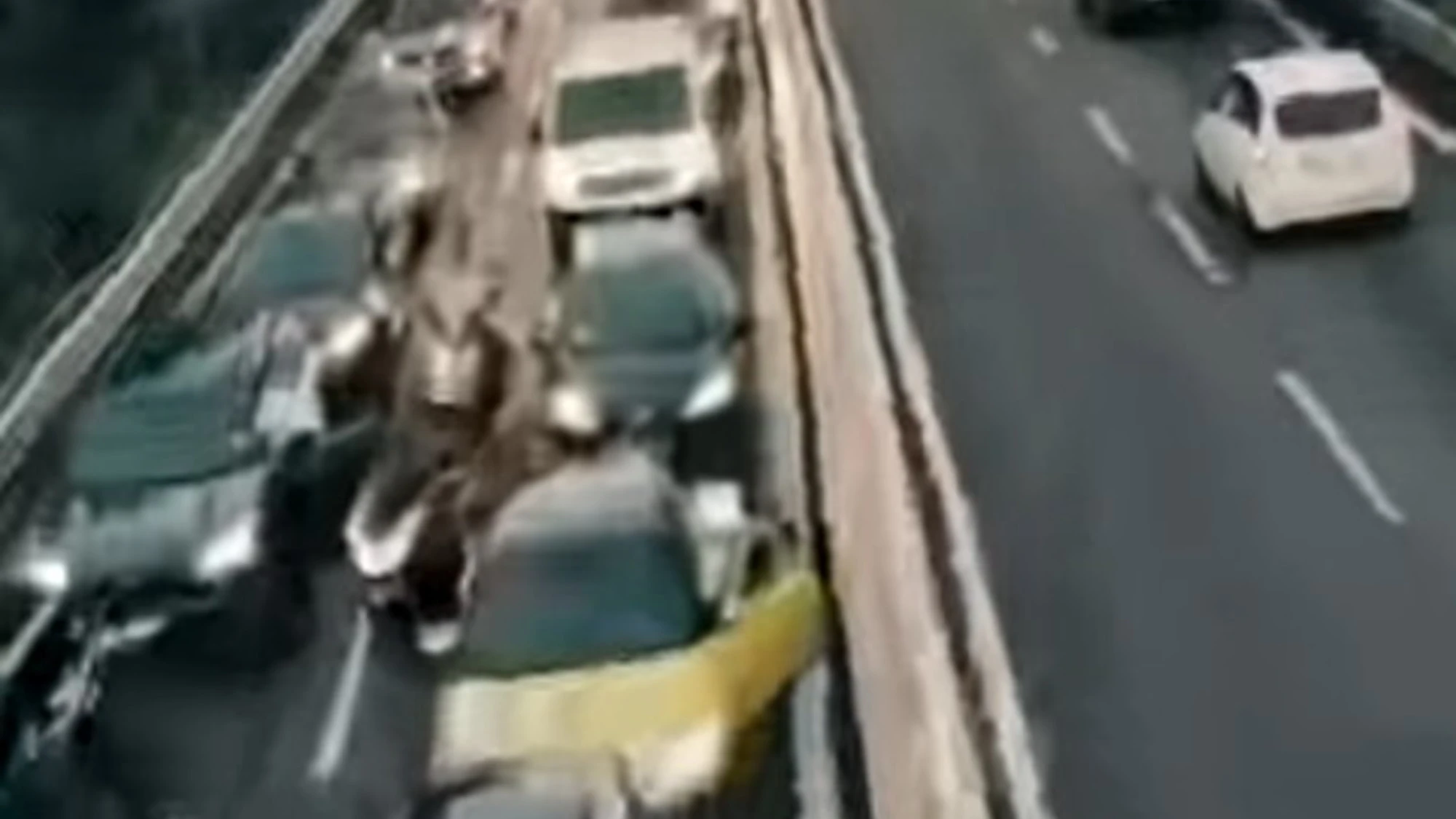 Il marocchino "rapper" blocca la Milano-Meda: traffico in tilt, un caso politico