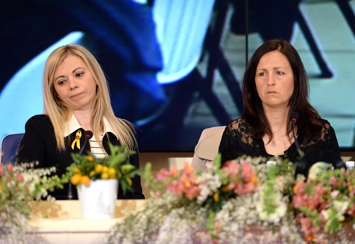 Sanremo: niente applauso per i due marò