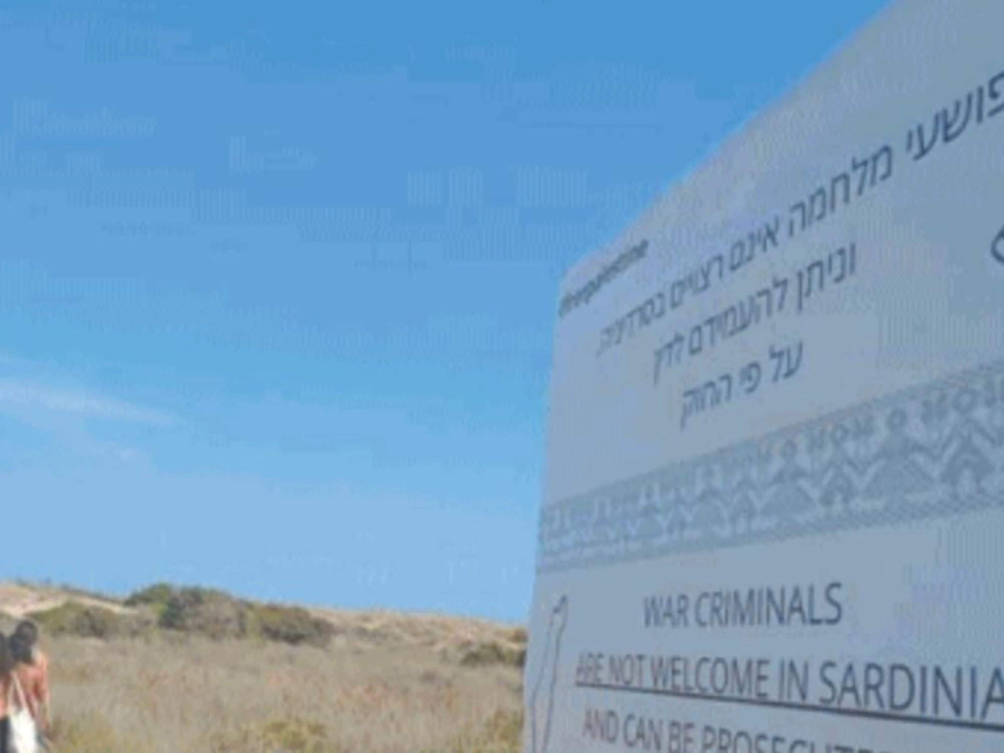 Scritte contro Israele sulle spiagge della Sardegna E il salotto buono di Torino è deturpato dai pro-Pal