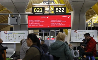 Iniziata la pagliacciata di Sanchez: cosa chiedono agli italiani in aeroporto in Spagna