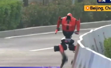 Cina, il robot batte il record della mezza maratona. "E' la fine dell'uomo"