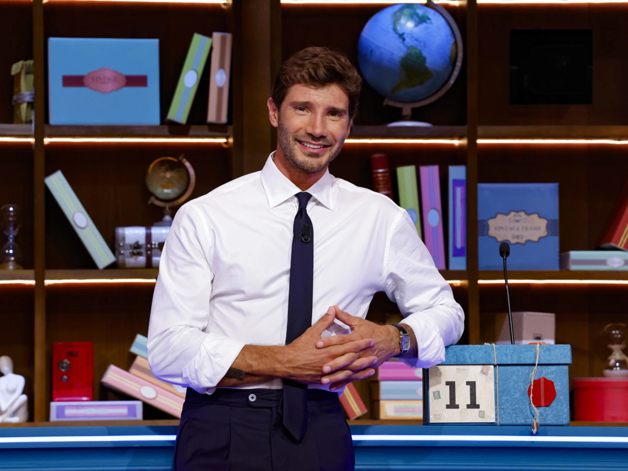 De Martino scippato: gli rubano l'orologio col trucco dello specchietto