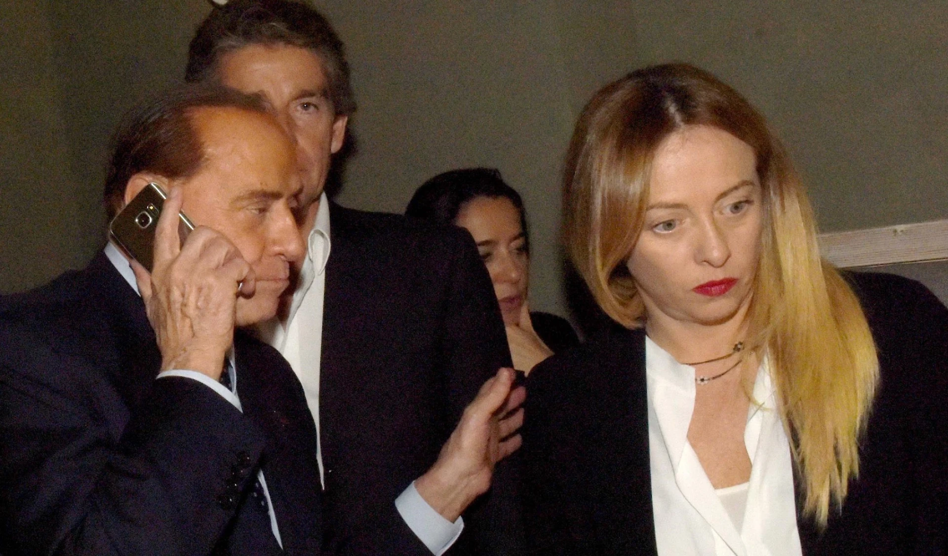 Silvio Berlusconi, rabbia ad Arcore per l'evento anti-inciucio di Giorgia Meloni: "Una sceneggiata inutile"
