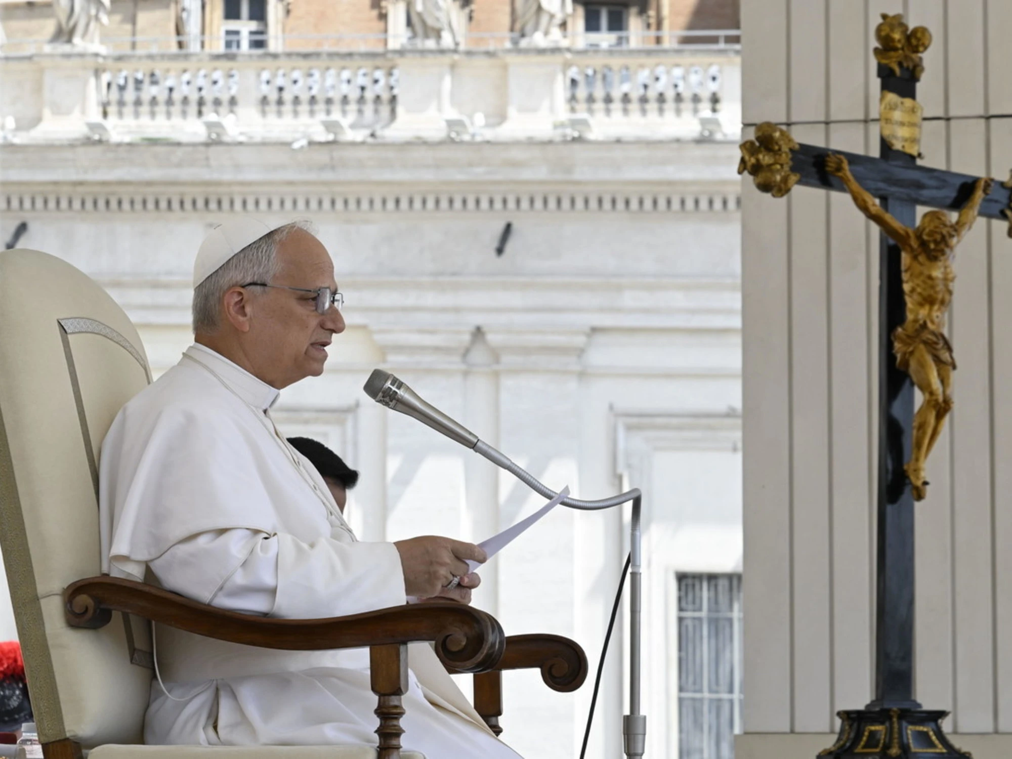 Leone XIV, "ecco la croce": il gesto con cui si smarca da Francesco
