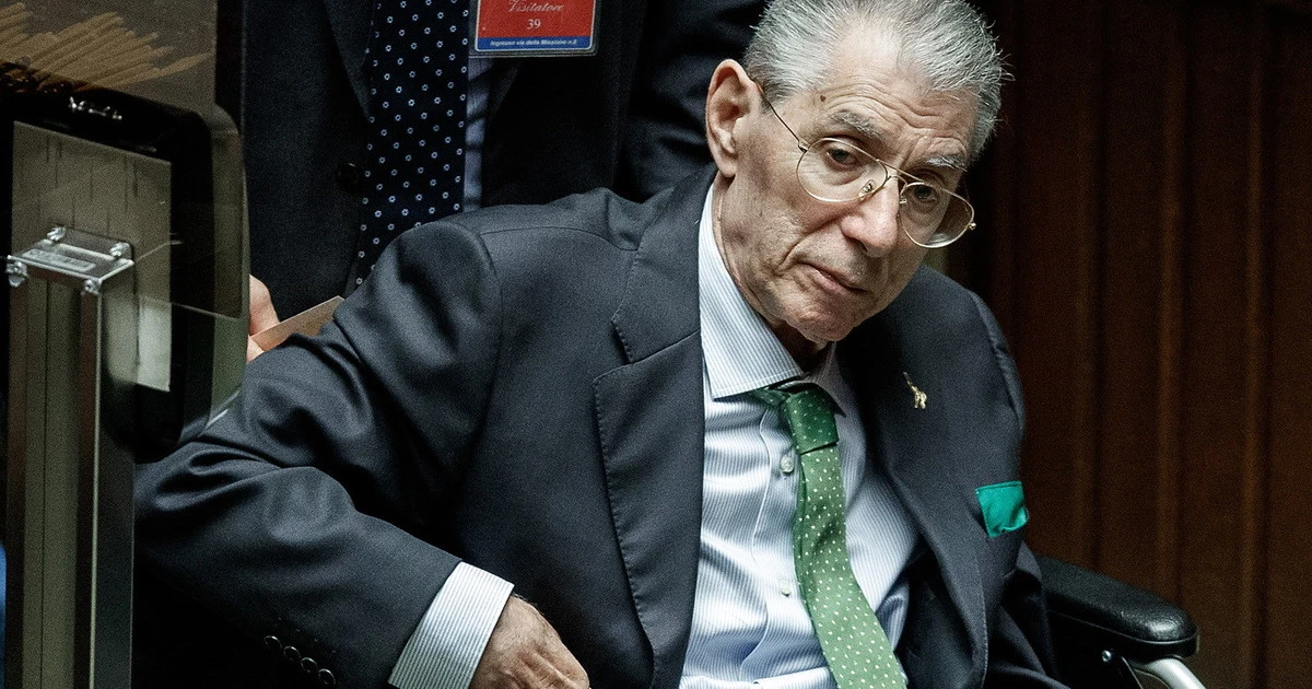 Umberto Bossi, la passione segreta: spuntano le poesie in dialetto