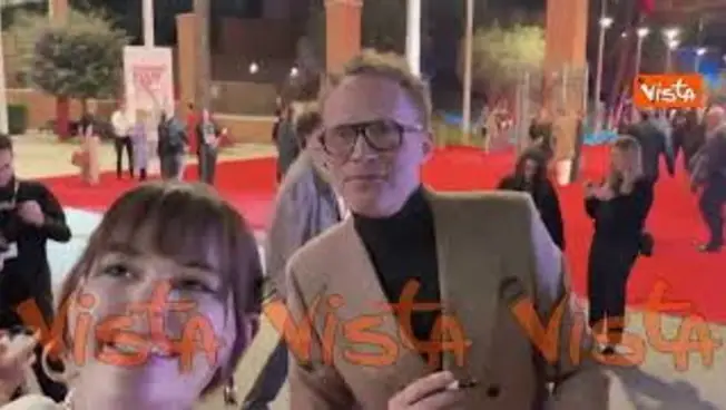 Leggi l'articolo: Paul Bettany firma autografi sul red carpet del Festival del Cinema di Roma