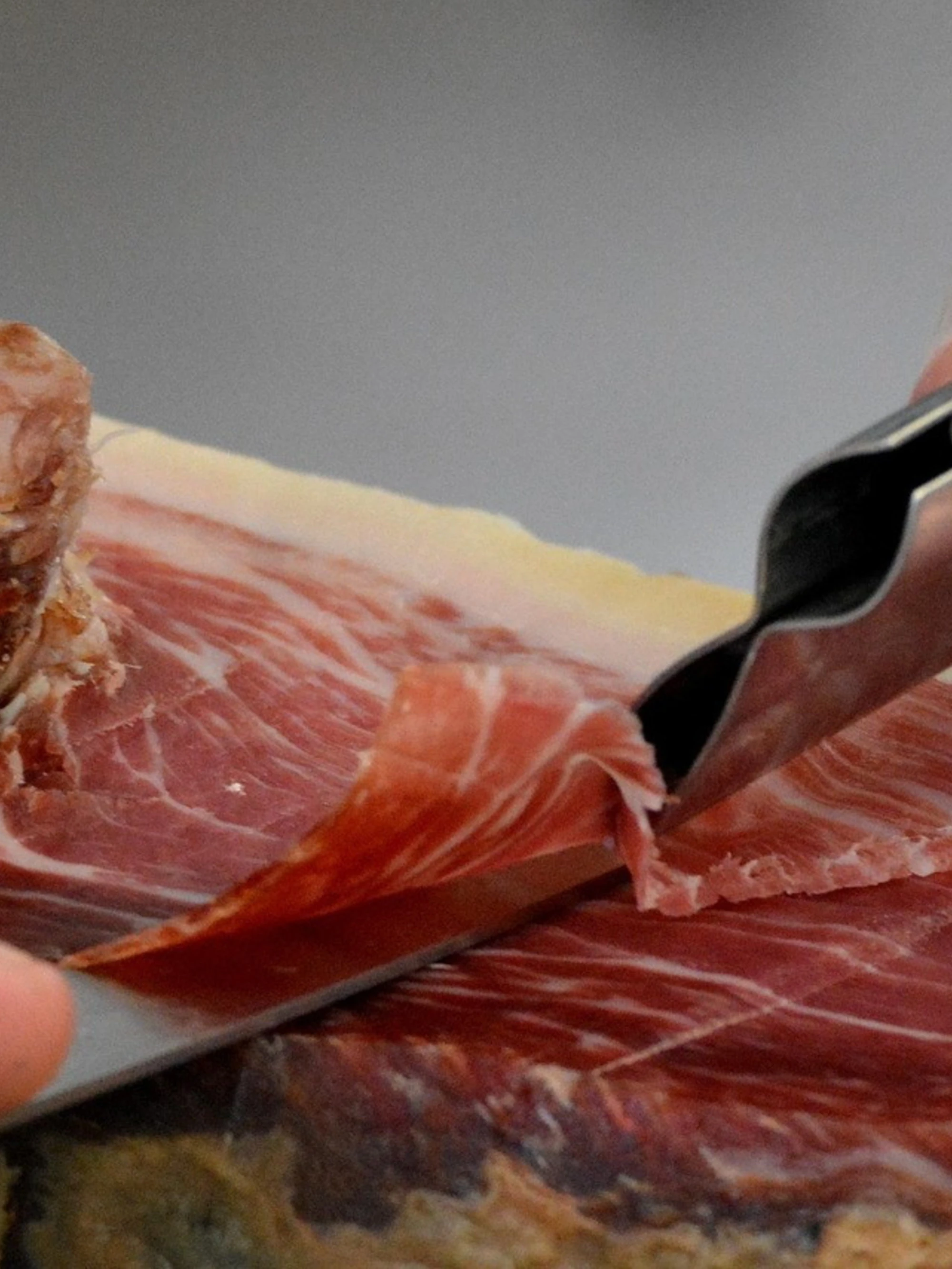 Frosinone, mangia una fetta di prosciutto al pranzo di Pasqua: 50enne muore soffocato