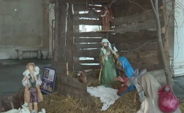 Brescia, l'africano vandalizza il presepe: "Allah!", poi botte i poliziotti