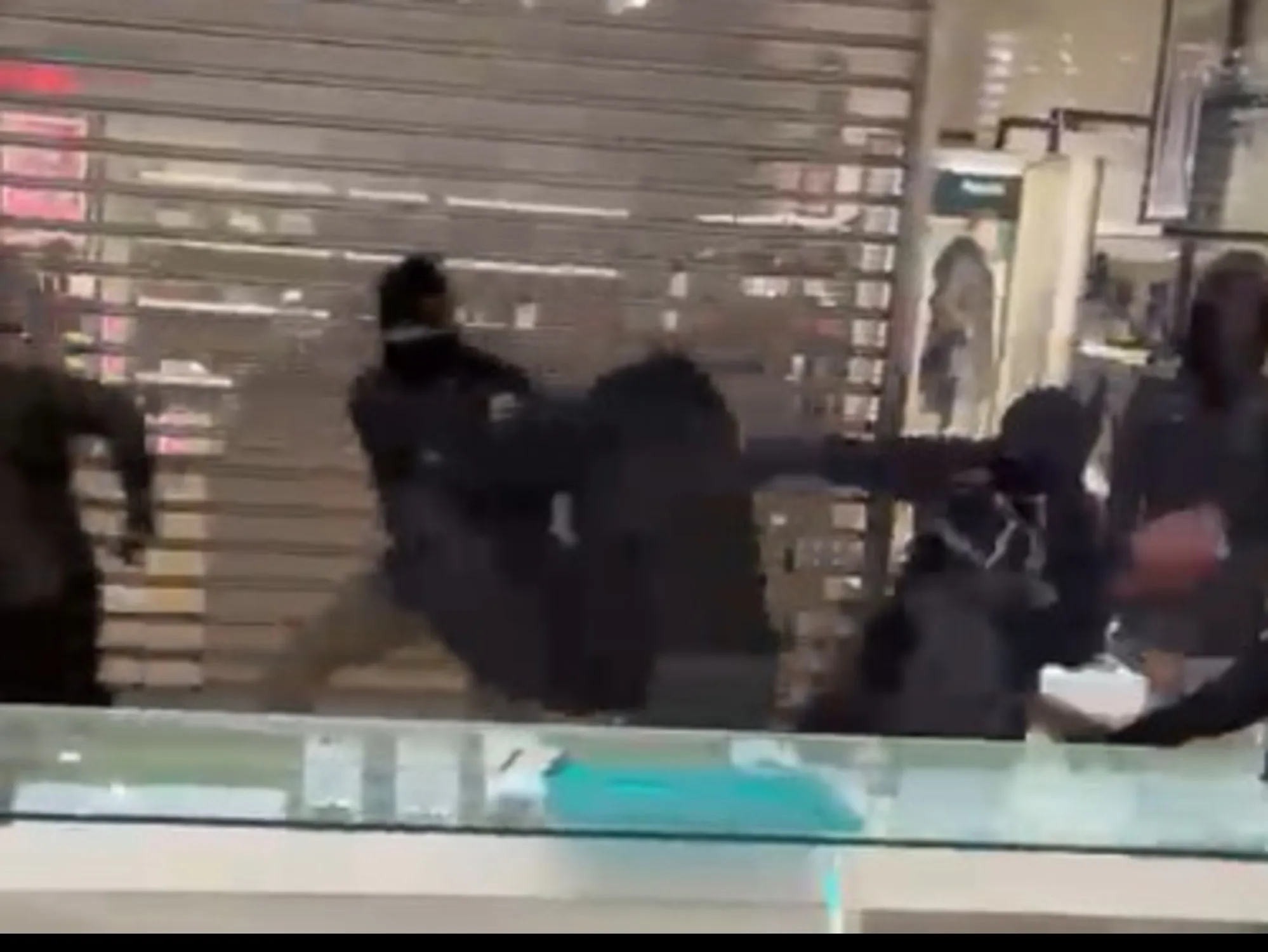 Leggi l'articolo: Cerca di fermare i rapinatori, preso a martellate <span style="color: rgb(153, 0, 0);">Video choc</span>