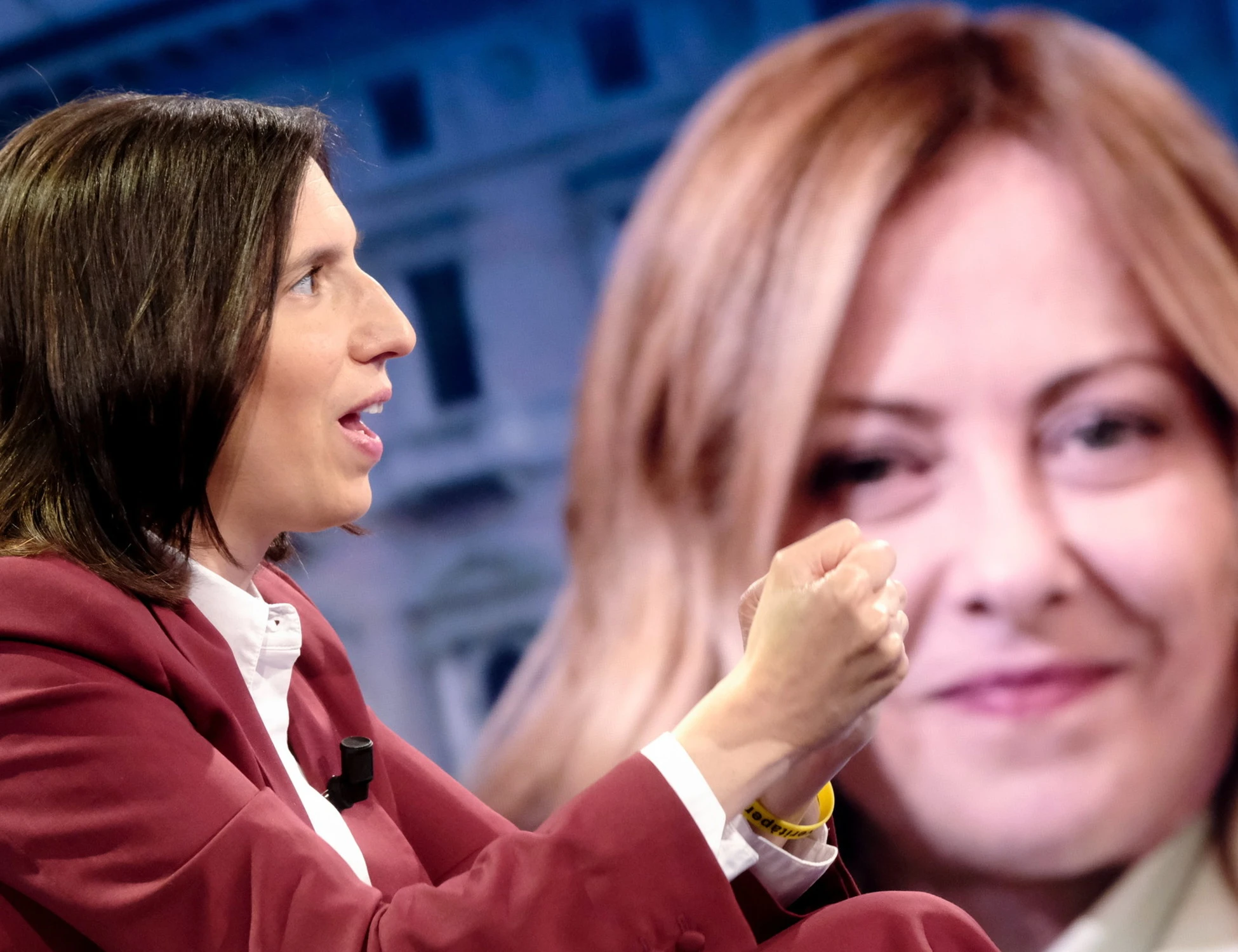 Elly Schlein è nei guai, Giorgia l'aiuta. Attaccandola