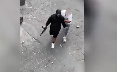 Napoli, immagini agghiaccianti: fuori il kalashnikov e spari in piazzetta