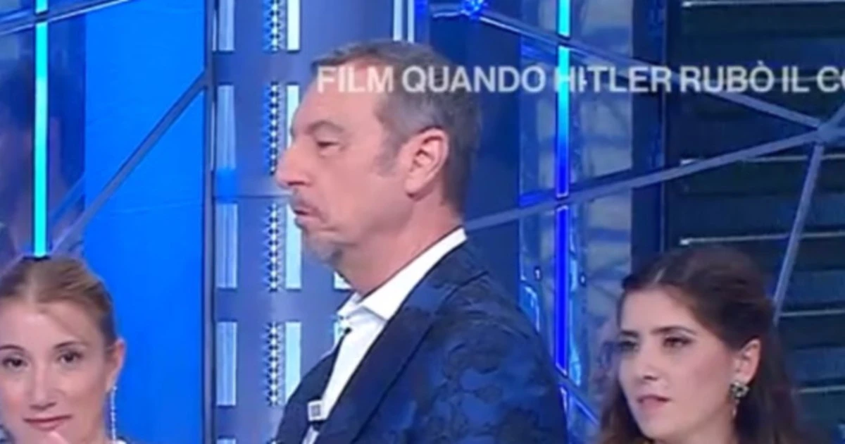 Amadeus, "cornuto": il gesto in diretta che sconvolge tutti