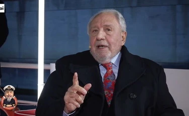 https://media.liberoquotidiano.it/x-nMnt2GId0hNDJQ_LIr_MD4z8OvUsFYkTpmKZjjem0/width:800/quality:90/aW1hZ2VzLzIwMjUvMTAvMjEvMTczMzE0NTgxLWJlOTIxYjQwLTM0YjktNGRiNS1iYjRkLWNjMTI3MTFjOTY4Mi5qcGc.webp
