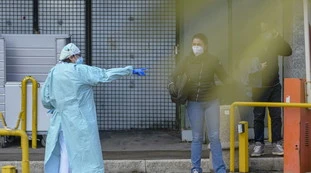 Coronavirus, bollettino 12 febbraio: quasi 14mila casi e 316 morti, il tasso di positività scende al 4,5%