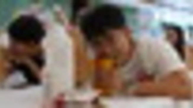 Cina, a Pechino la gara per mangiare di nascosto in classe