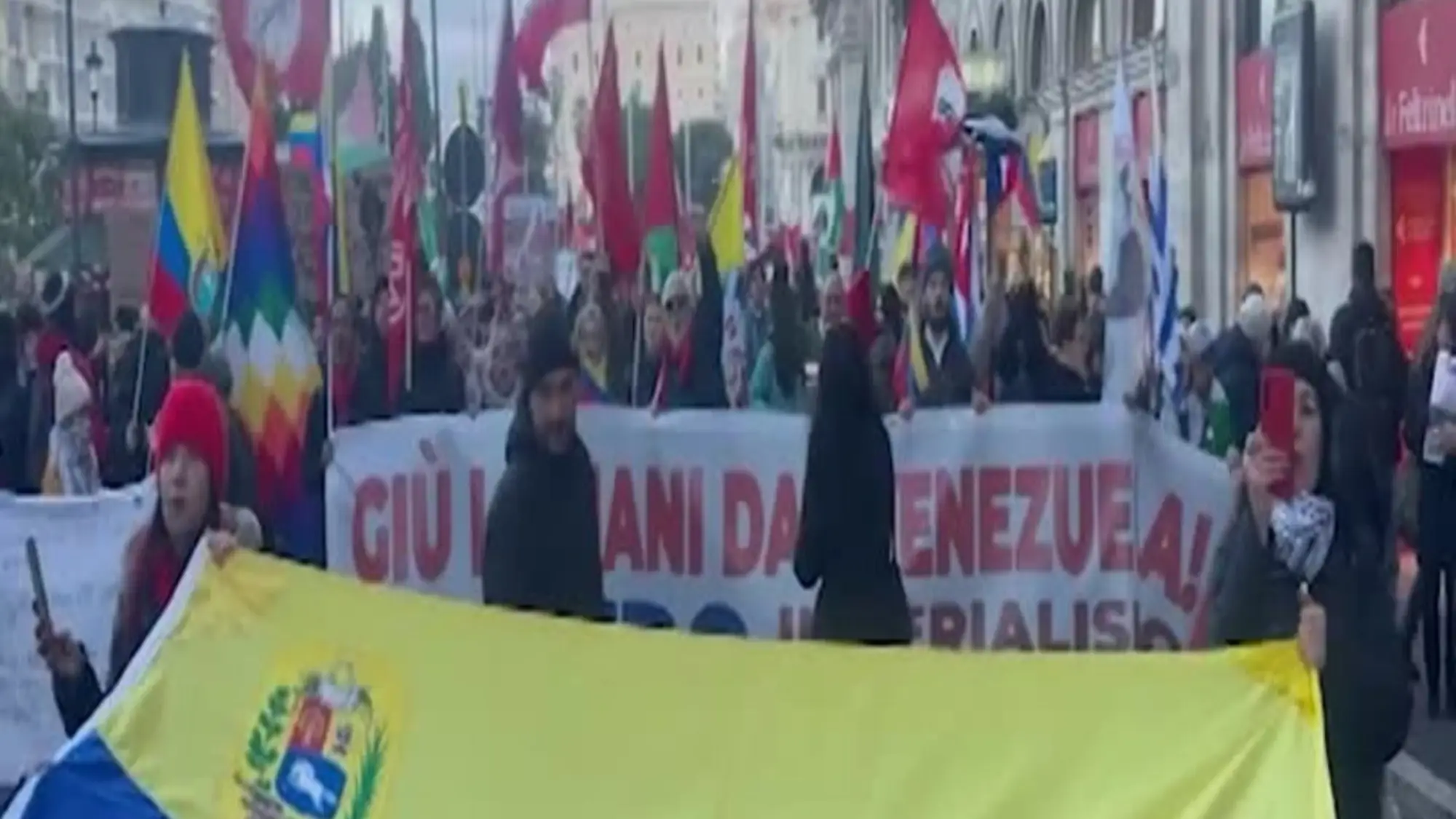 Roma, corteo pro-Maduro: bruciate bandiere Usa, poi il collegamento con il figlio