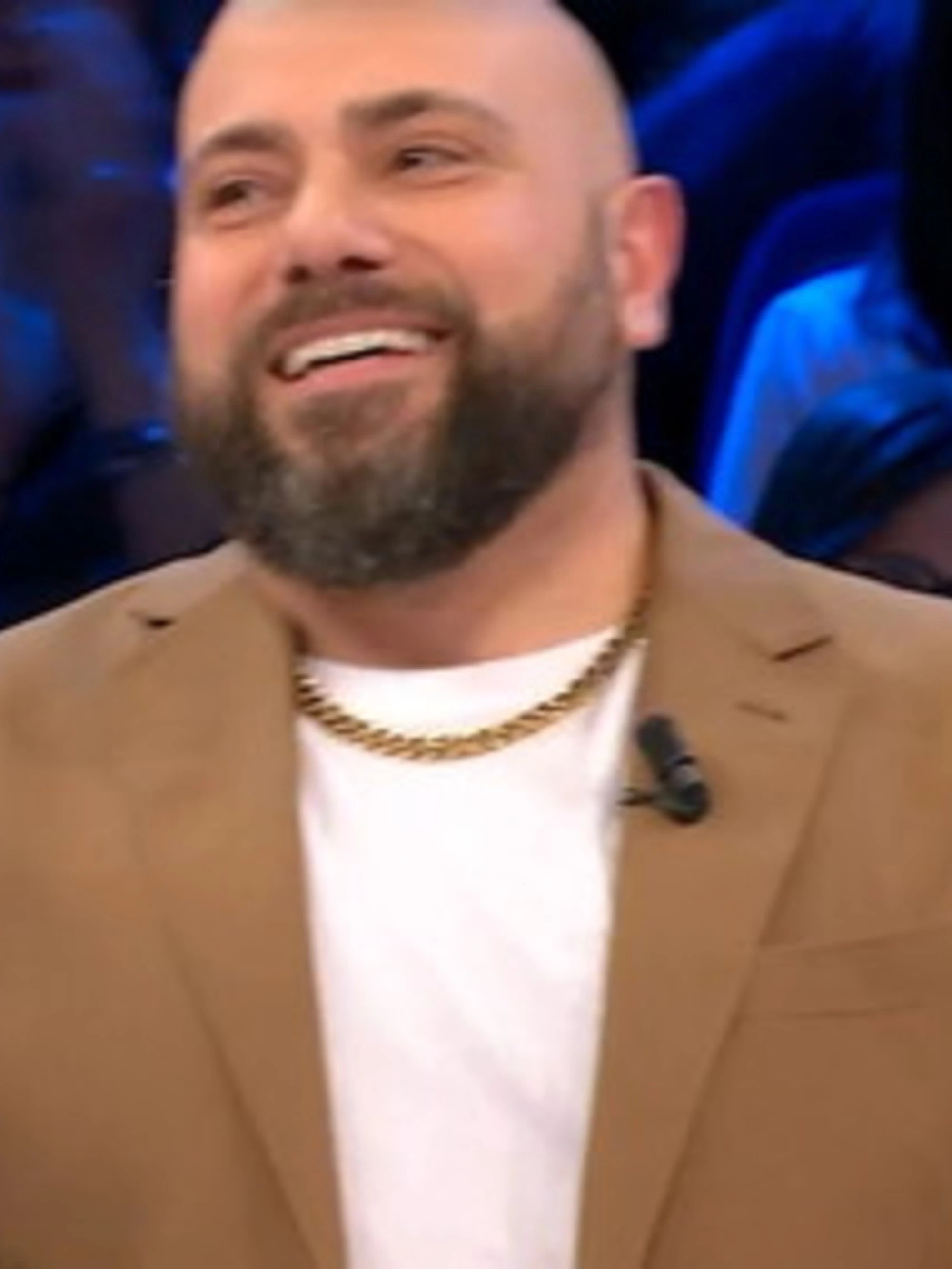 Affari Tuoi, Dino si presenta così: il pubblico impazzisce a tempo record. E poi Angela...