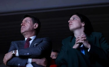 https://media.liberoquotidiano.it/x1nFFk3WoU5x0libDu_3HF1fQ28NU79g1ePfhgW1euE/width:800/quality:90/aW1hZ2VzLzIwMjYvMDYvMTUvMDc1ODMyMDMwLTlhY2M4ZmVhLTJhMDItNGI1MC1hMjNkLWM4YWYyNDQ1NTRkOS5qcGc.webp