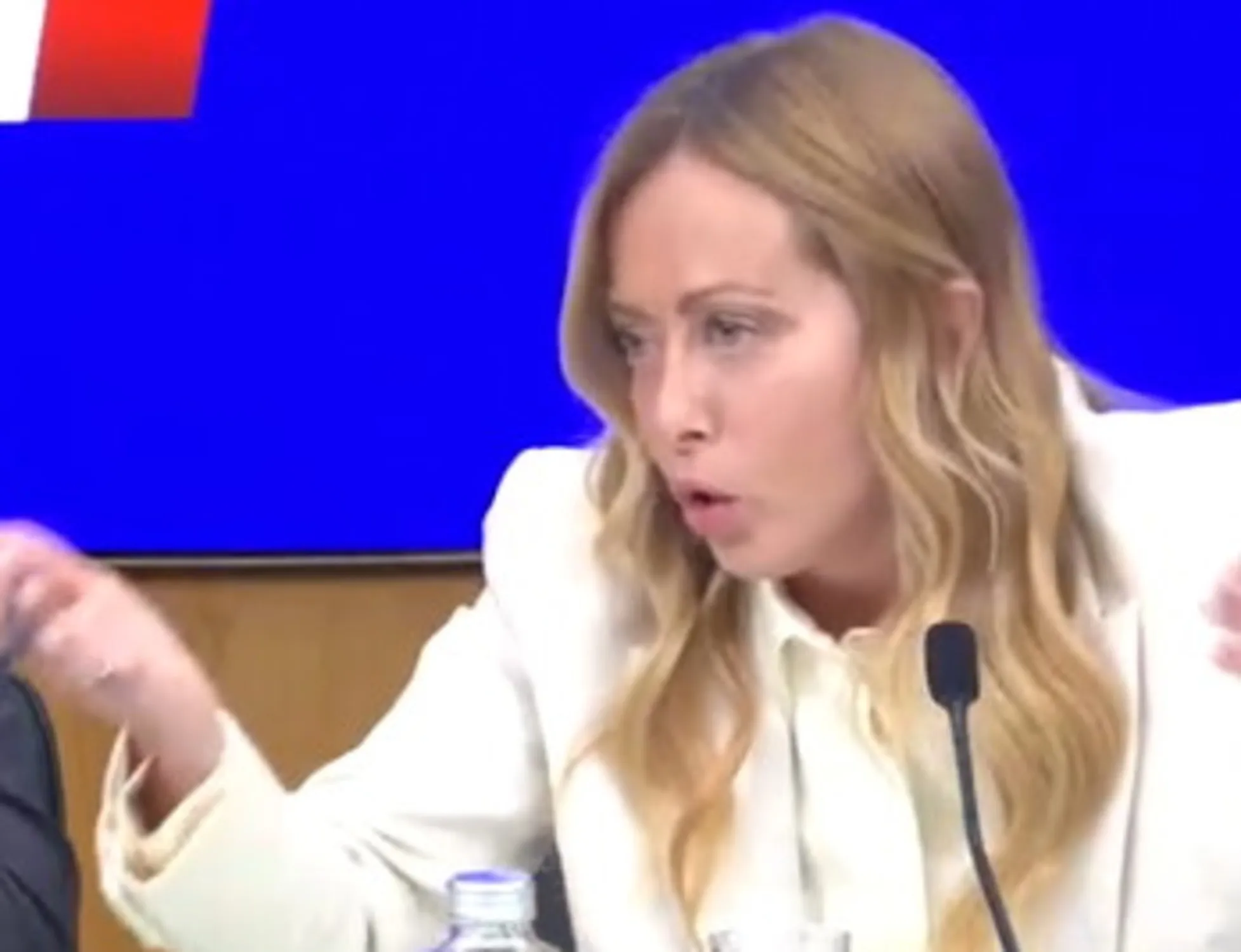 Leggi l'articolo: "Contenta che lo difenda, mi scuso". La firma di Repubblica provoca e Meloni lo zittisce così