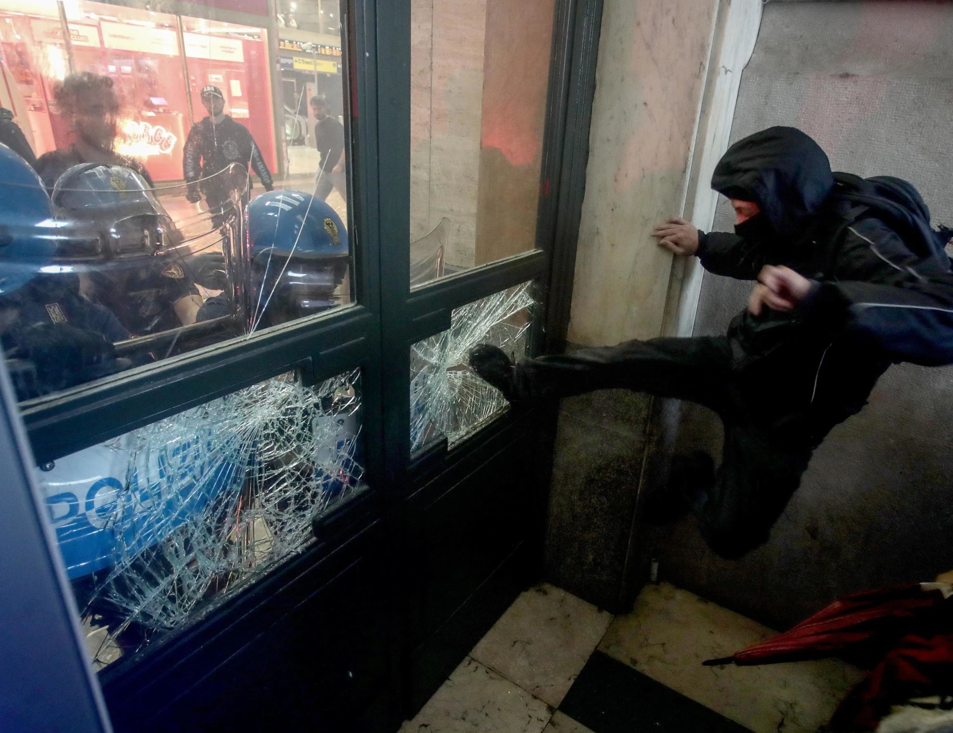 Centri sociali, immigrati, sindacati: chi sono i professionisti del disordine