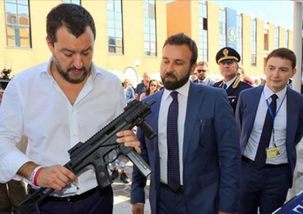 Roberto Saviano, la foto di Salvini col mitra è la prova della dittatura: "Dovrete ucciderci per farci tacere"