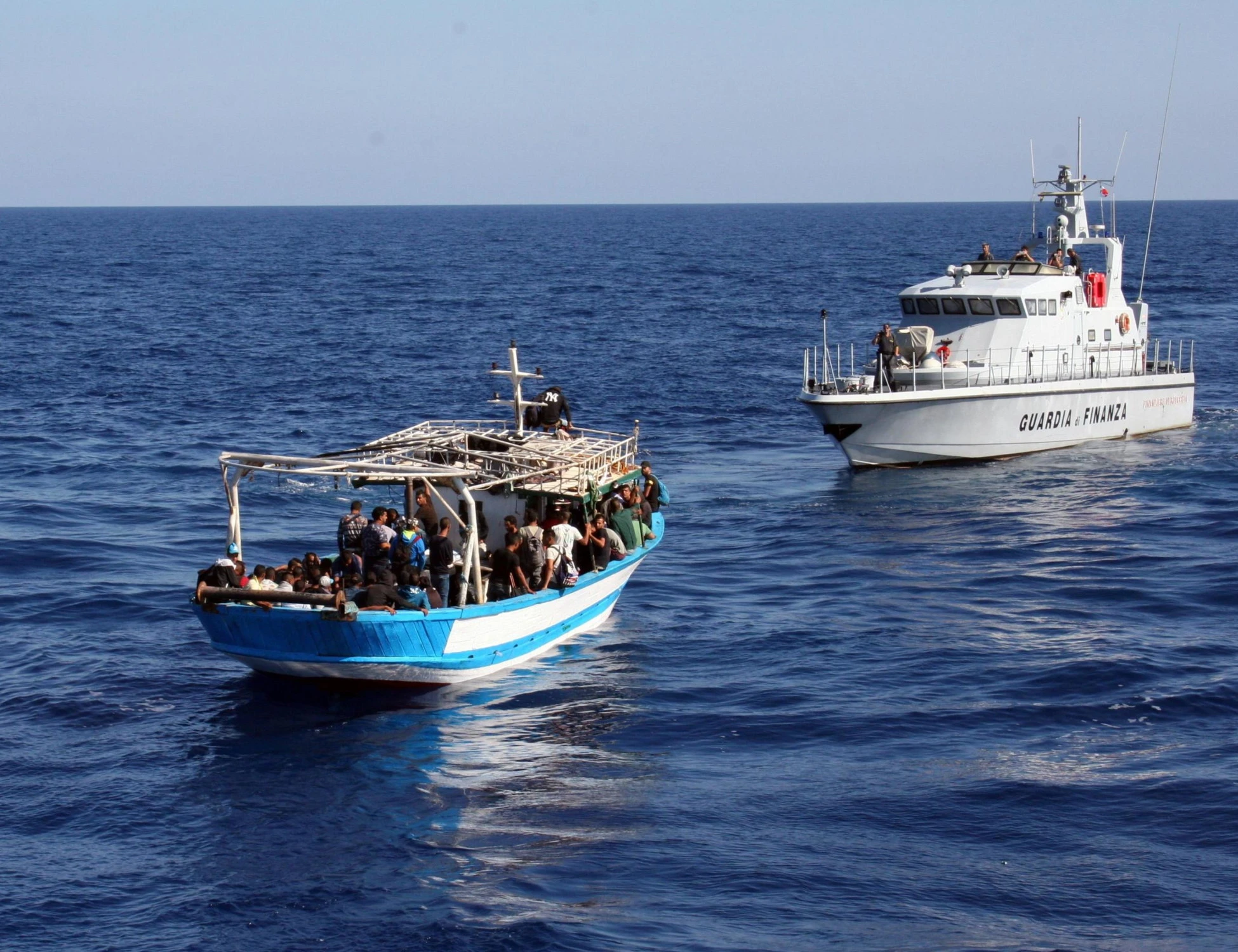 Immigrazione, la battaglia della Finanza: ferma uno scafista a settimana