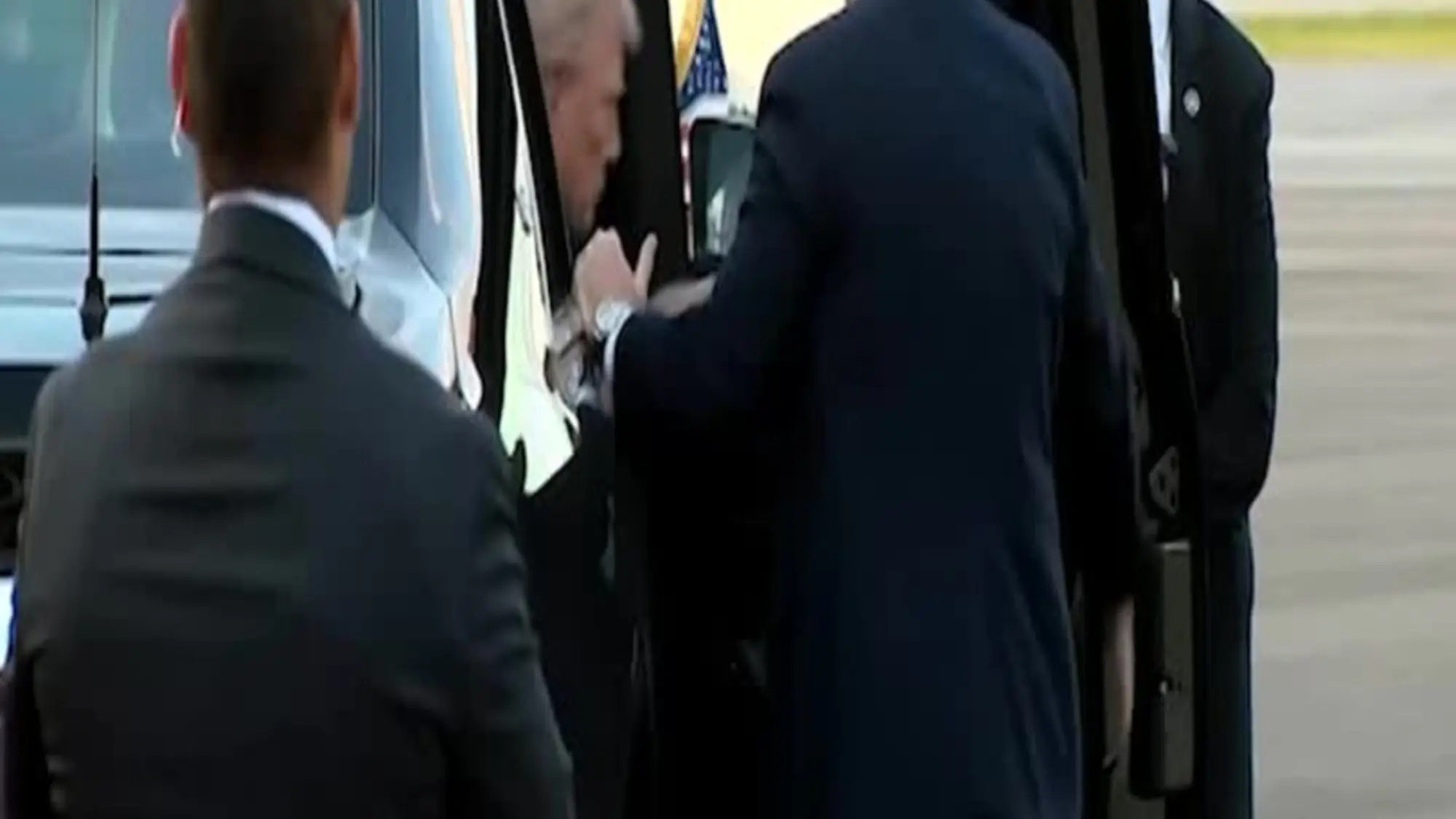 Trump firma la legge per rendere pubblici i dossier del caso Epstein