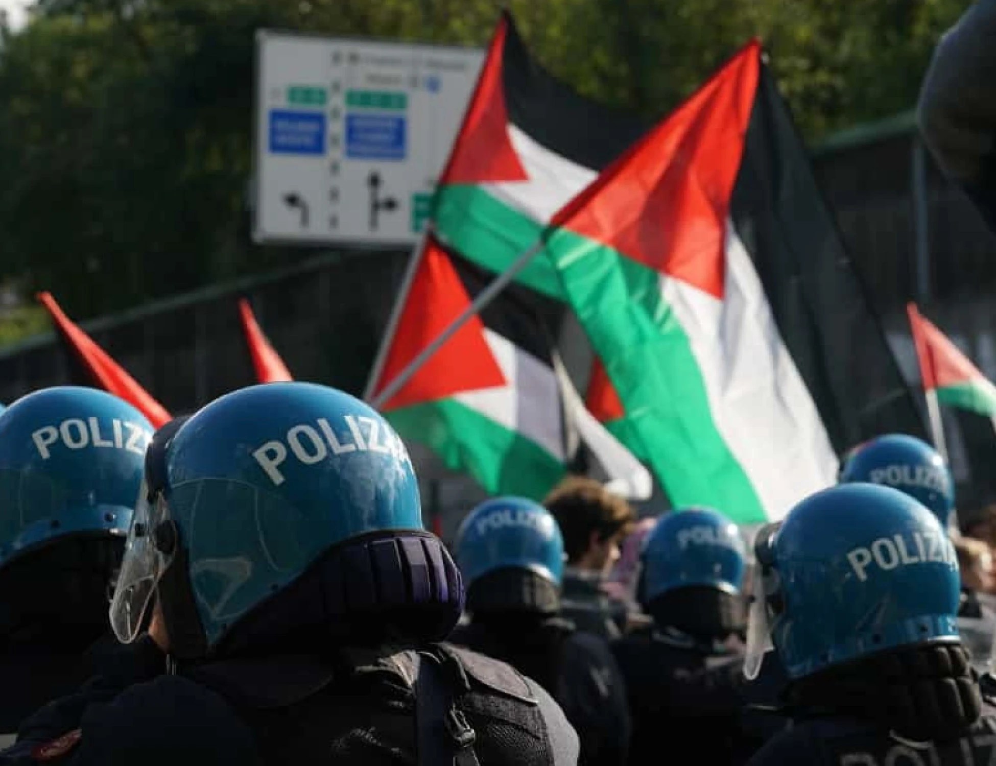 Torino, vergogna pro-Pal il 7 Ottobre: "Resistenza! Nessuno ci può fermare"