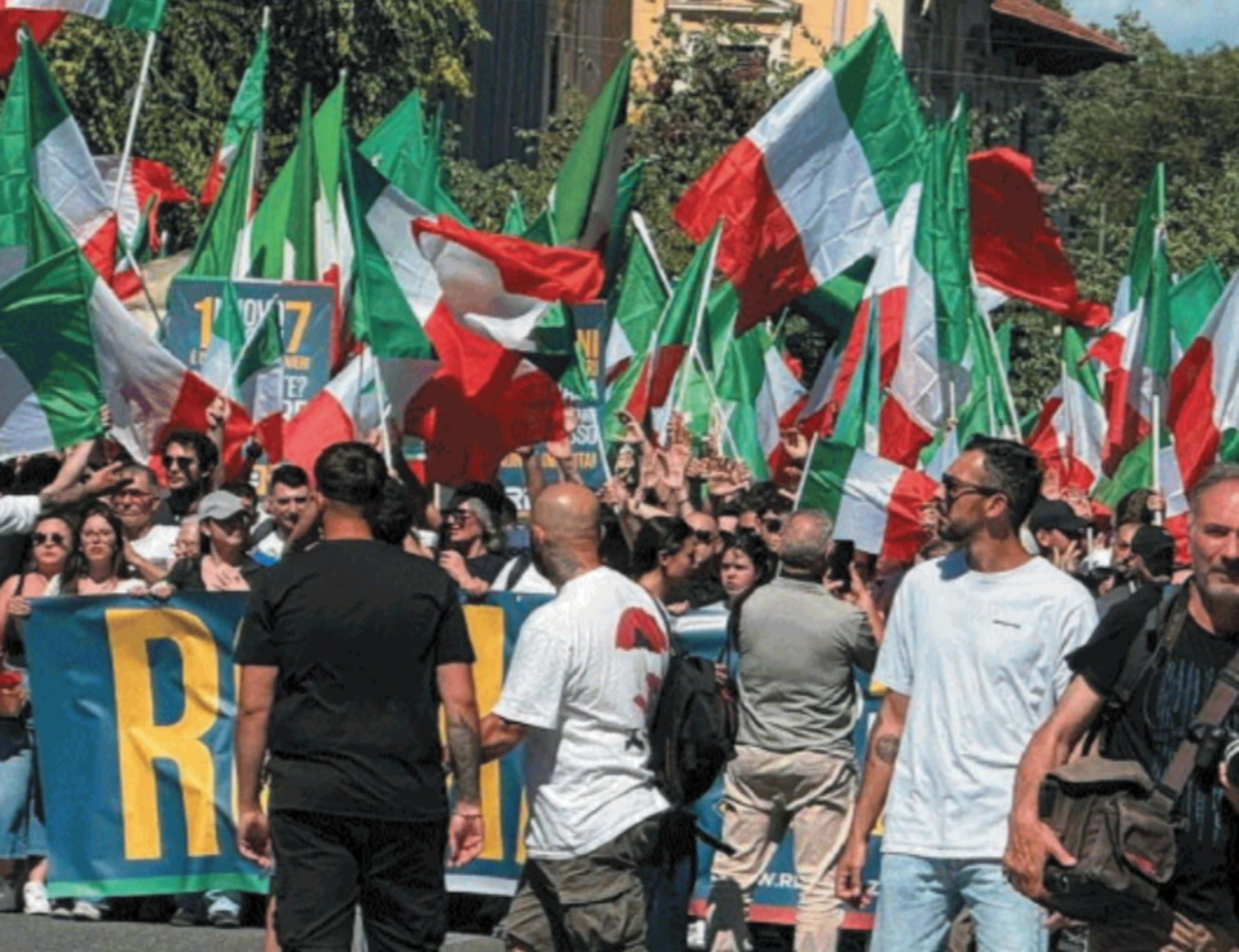 Gli antifa provocano "le destre" e Salvini