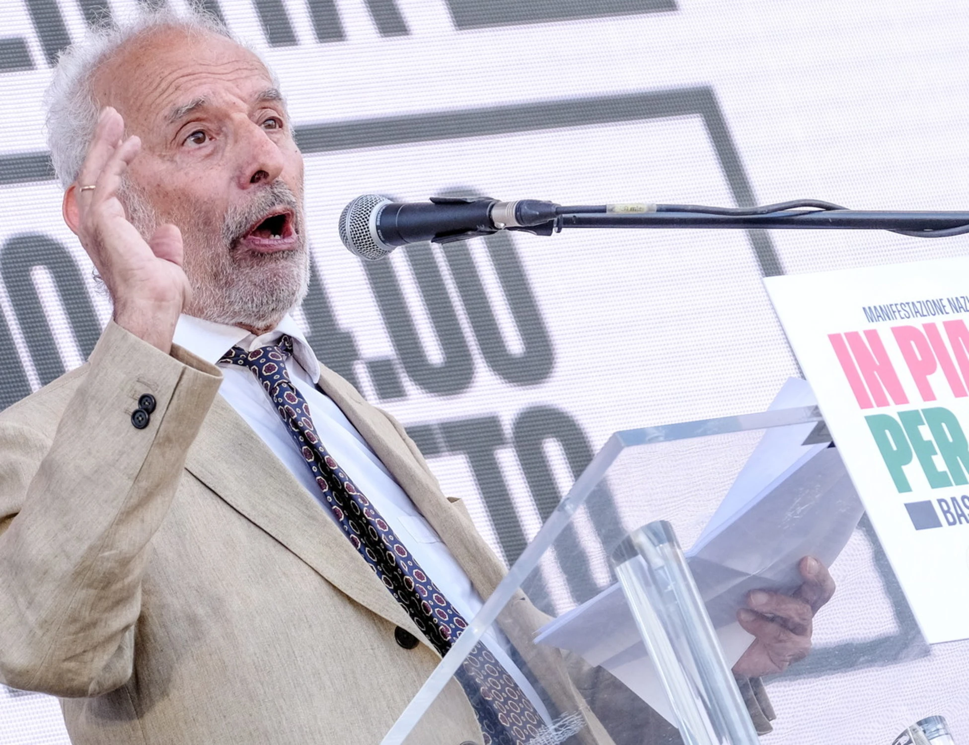 Gad Lerner fischiato sul palco del corteo pro-Gaza