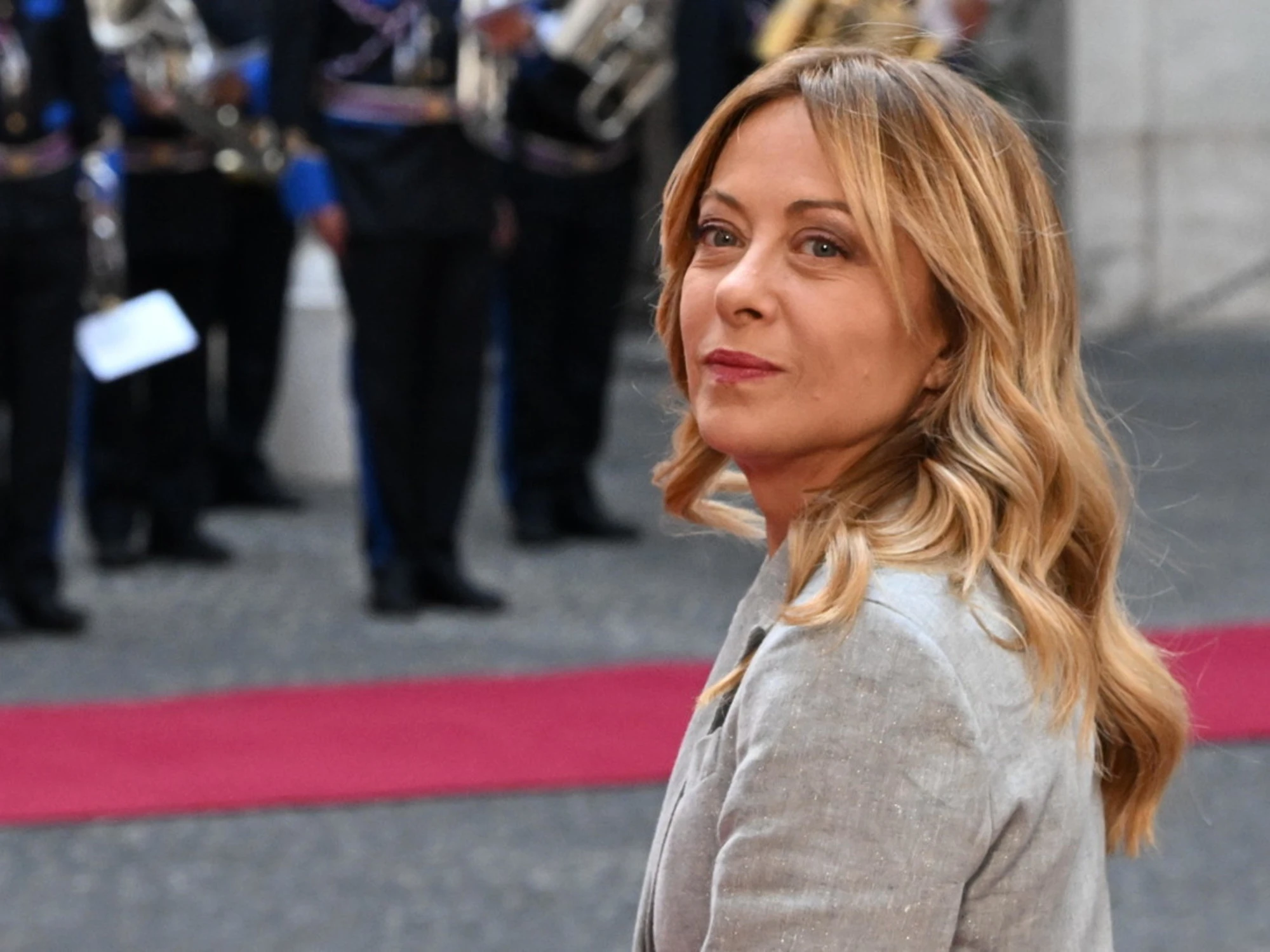 Giorgia Meloni "sistema" Elly Schlein con sole due parole: "A posto"