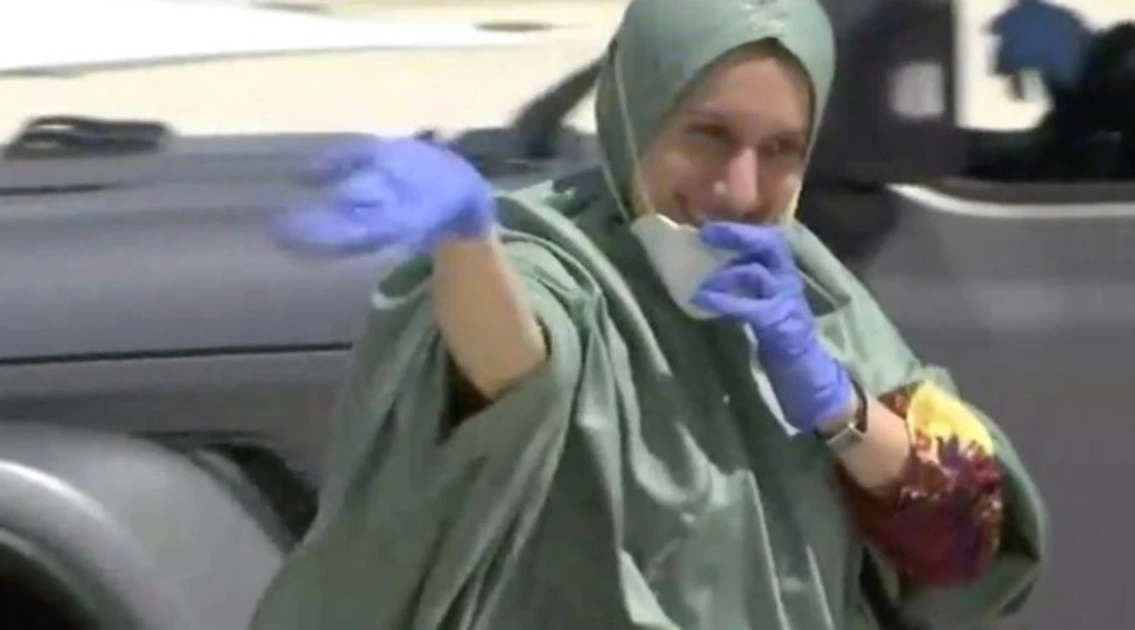 Silvia Romano atterrata a Ciampino: sorriso e vestiti tradizionali, la prova della conversione all'islam?