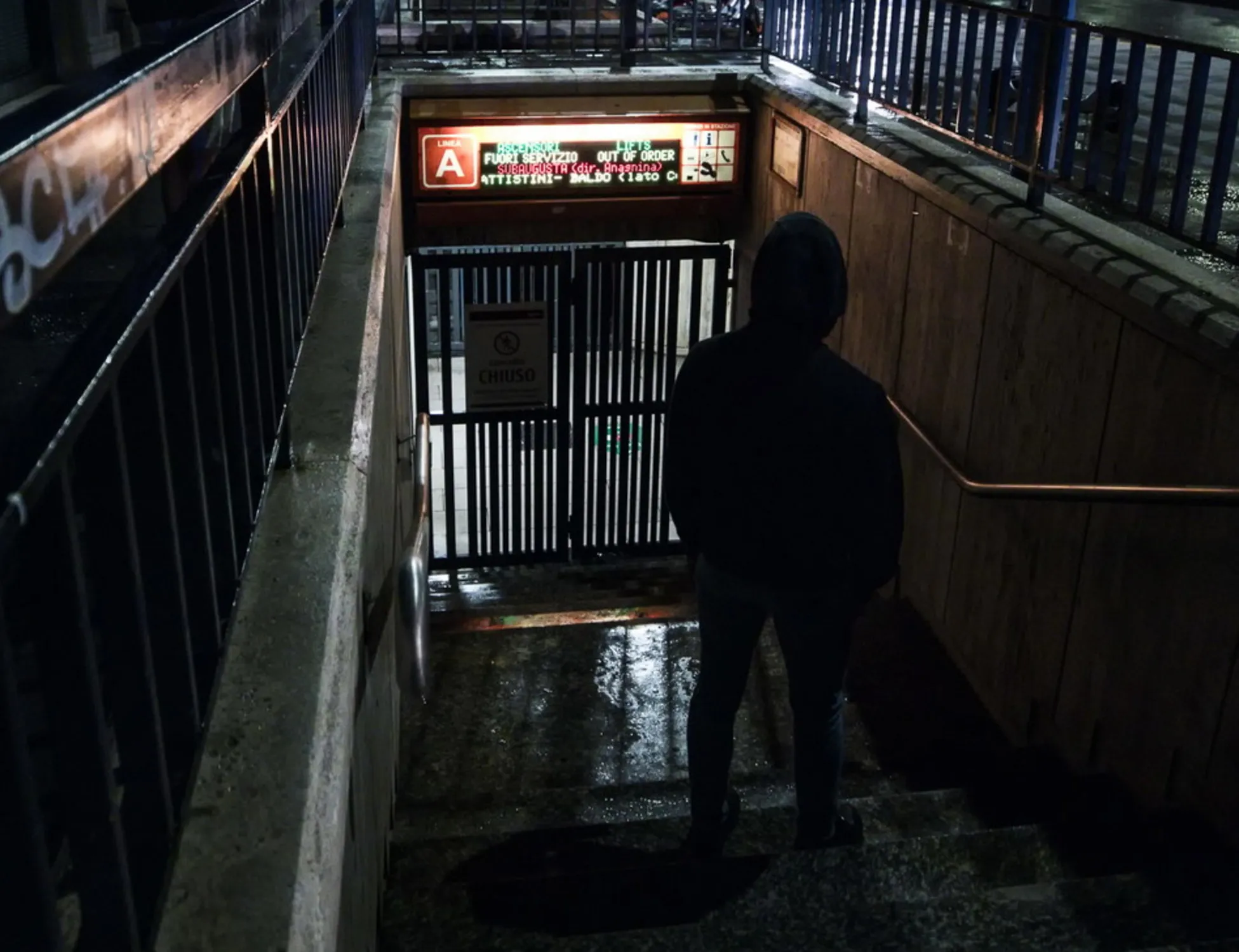 Leggi l'articolo: Africano palpeggia minorenne in metro, arrestato: tradito dalla maglia della Lazio