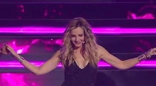Lorella Cuccarini in minigonna a 57 anni: Sanremo in tilt