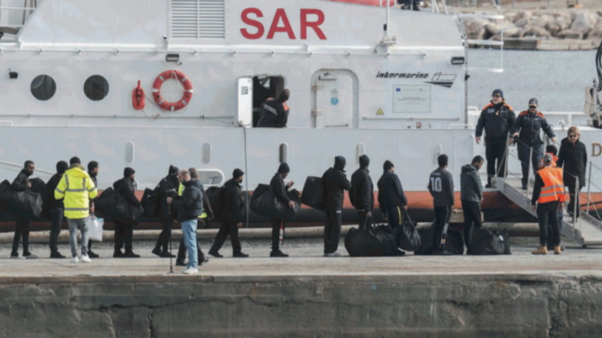 Immigrazione, la rivolta rossa: Pd, ong e vescovi vogliono più irregolari