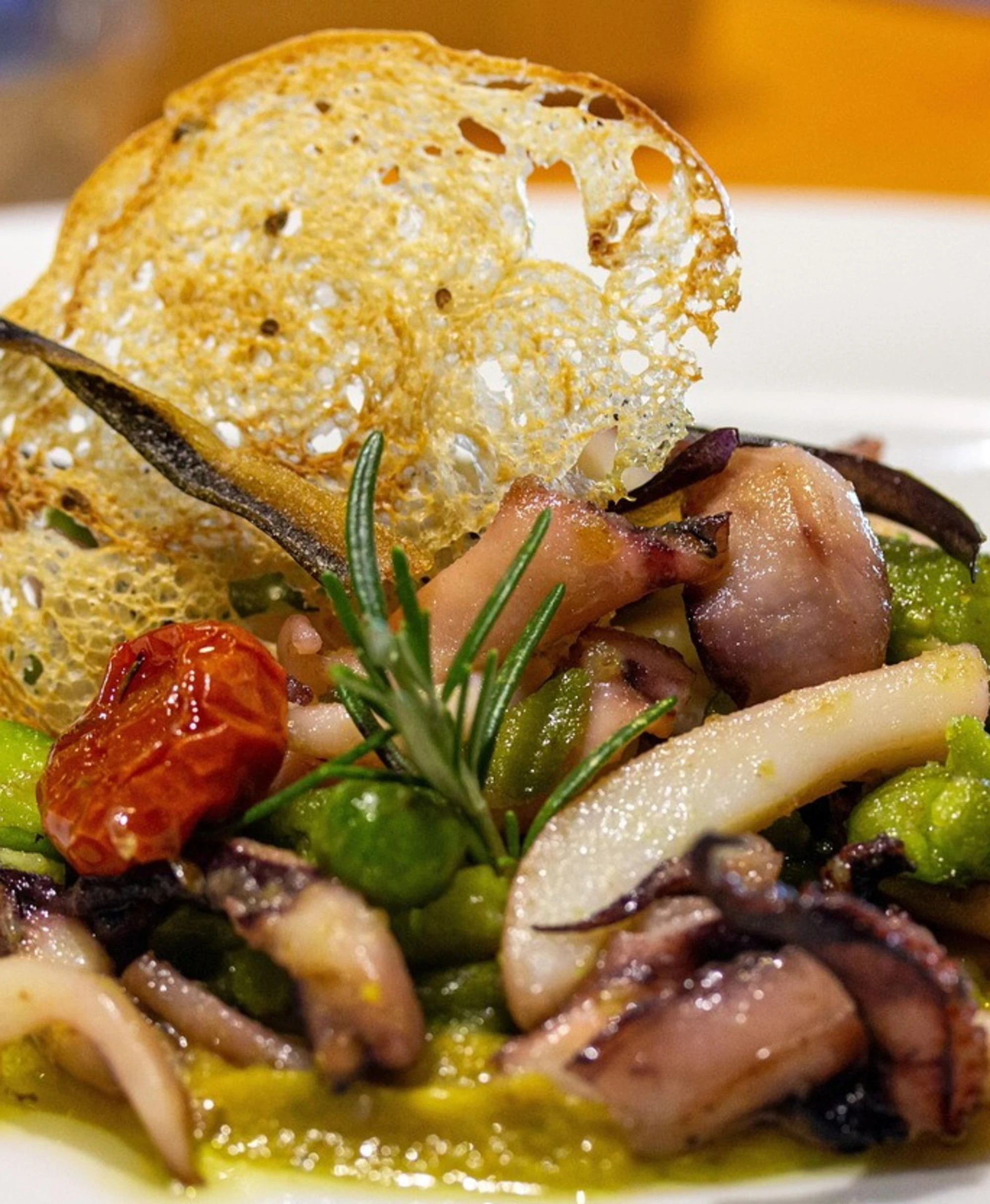 Ristorante sotto attacco per un piatto di poplo