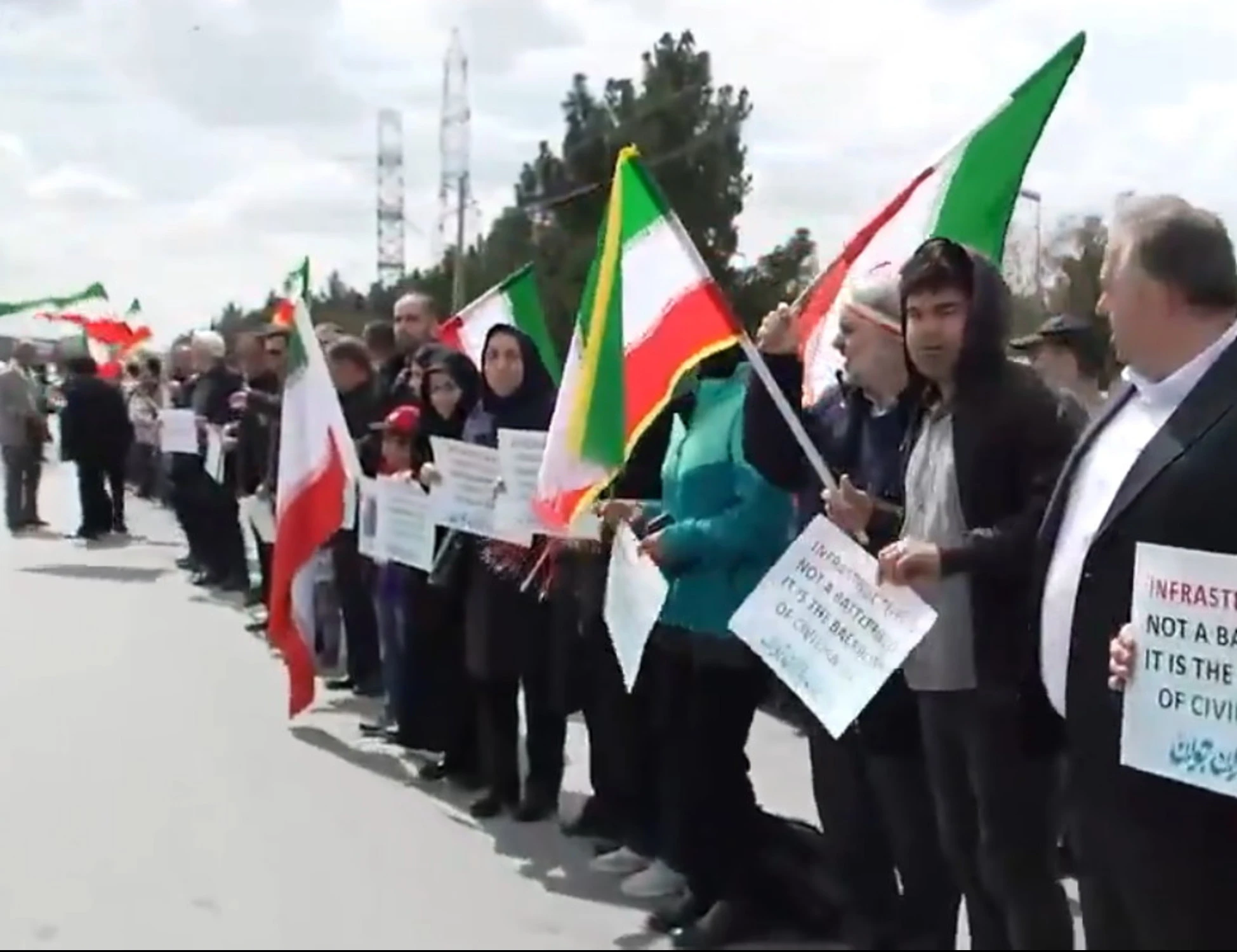 Iran, l'ora dell'Apocalisse: scudi umani e distruzione totale? Tam tam da Washington