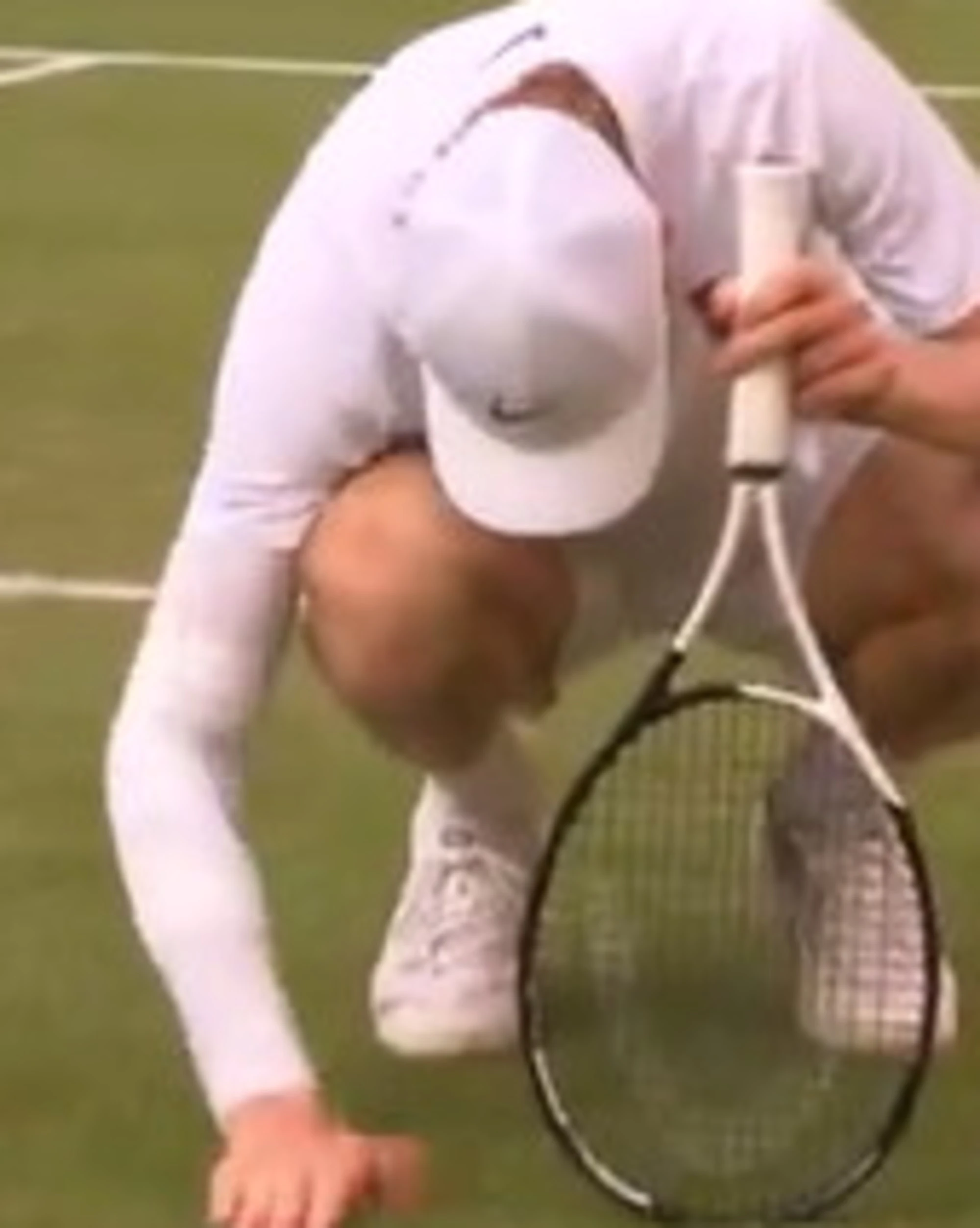 Sinner crolla a terra, il gesto della mano: Wimbledon, mai visto così