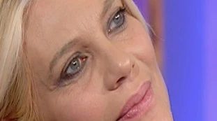 Storie Italiane, Eleonora Daniele vede le frecce tricolori e si commuove in diretta: "Bell'impatto"