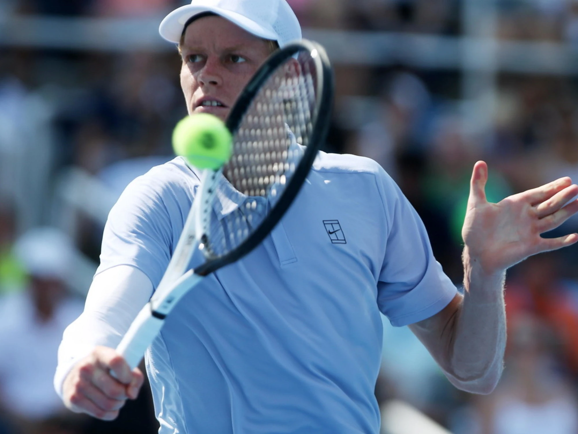 Sinner affila il servizio per difendere il titolo Slam