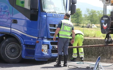 Trento, camionista polacco forza il posto di blocco: "Non riconosco le leggi italiane"