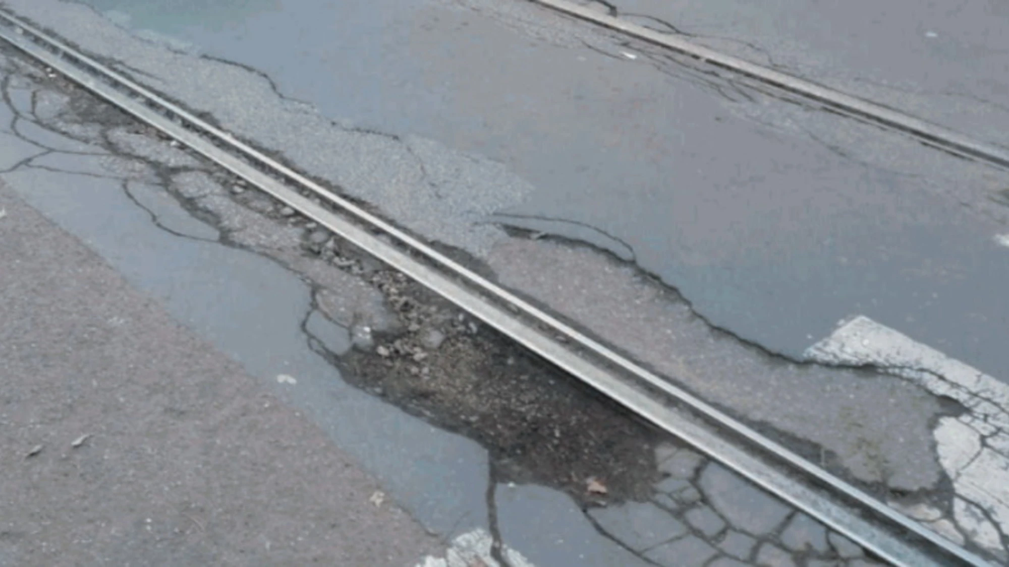 Milano, pure le vie della movida fanno i conti con le buche