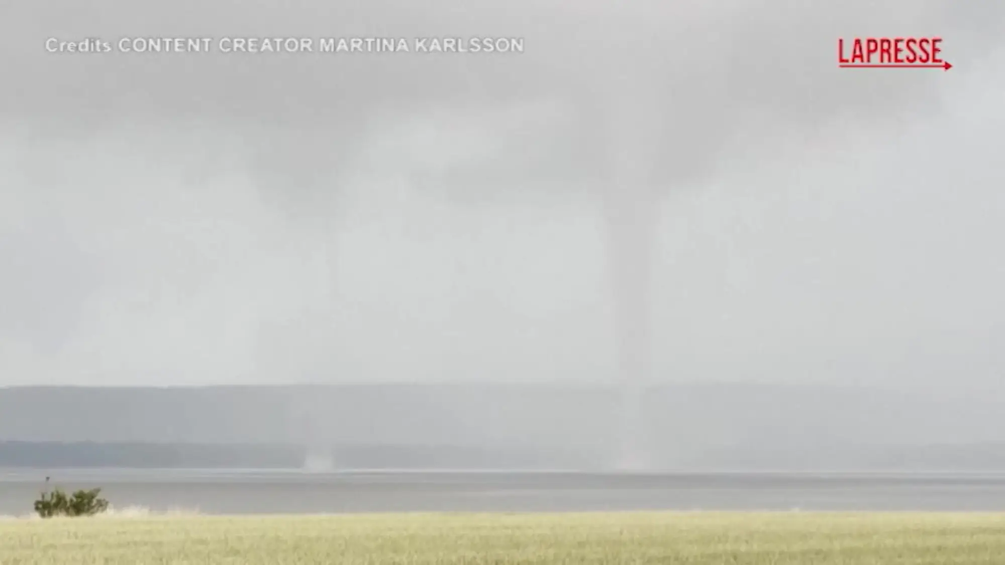 Svezia, rara coppia di tornado si fonde in un unico vortice